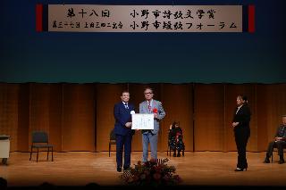 市長と詩歌文学賞受賞者が記念撮影をしている様子