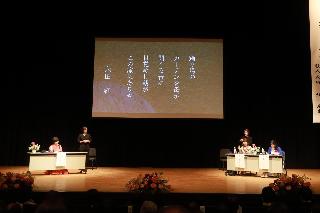 鼎談中の小島ゆかりさん、俵万智さん、永田紅さん