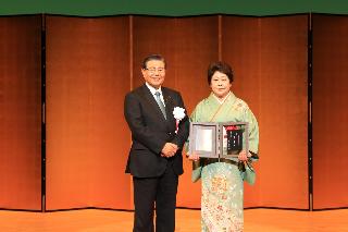 ステージ上で、市長から賞状を受け取る受賞者の写真（第3部）