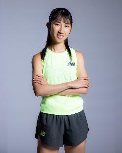 田中希実選手が腕組みをして立っている様子