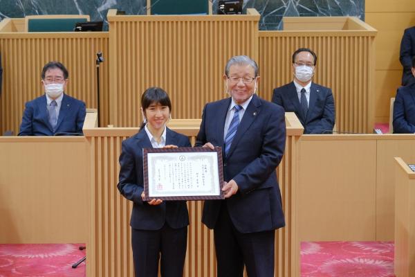 田中希実選手 蓬莱市長と表彰状を持って写真撮影