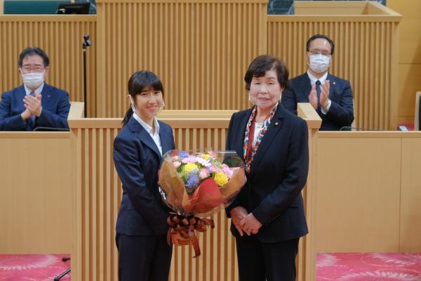 田中希実選手 小林議長と花束を持って写真撮影