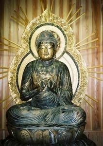 穏やかな顔とゆったりとした体つきの萬勝寺阿弥陀坐像の写真