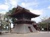 袴腰付きの浄土寺鐘楼の外観写真