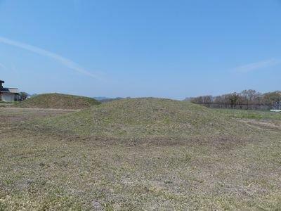 青空の下で手前と奥に2基の古墳を写した写真