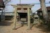 竹ノ宮の社殿前に建つ石造鳥居の写真
