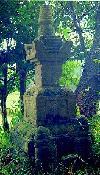 山林の緑に囲まれ建つ若宮八幡神社宝篋印塔の写真
