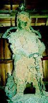 兜をかぶり甲冑をおびた姿の大龍寺の銅製韋駄天立像の写真