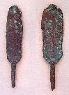 柳葉形の鏃身に茎をつけた銅鏃が2本並んだ写真