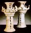 長い脚台の上に壷をのせている形の装飾付須恵器が2つ並んだ写真