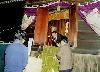 地元の人が神明神社に参拝し神火をもらい受けている様子の写真