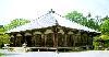 緑の木々に囲まれて建つ浄土寺薬師堂の外観の写真