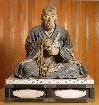 数珠を手にした僧侶が座している浄土寺の木造重源坐像の写真