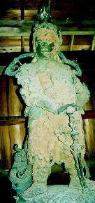 細かい装飾の甲冑や兜を身に纏う銅製韋駄天立像の写真