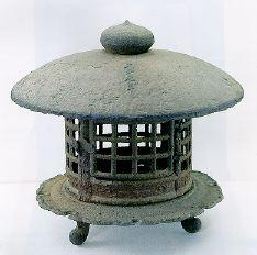 家の形をした鉄製の雪見灯籠の写真