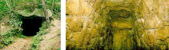木々の中にぽっかりと穴が開いている岩倉古墳群入り口と、石室の内部の様子の2枚の写真