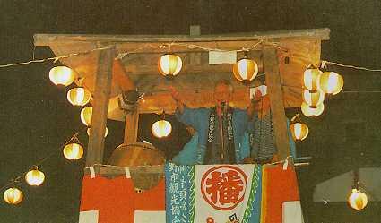 法被を着た人が音頭を取る播州音頭祭り櫓の写真