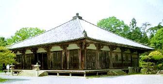 緑の木々に囲まれて建つ浄土寺の外観の写真