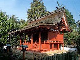 朱色が映える八幡神社の本殿の写真