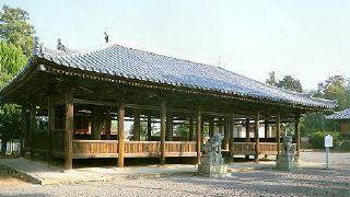 八幡神社の横に広がる大きな割拝殿の写真