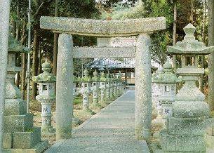 沓石がなく柱が凝灰岩製の明神鳥居の写真