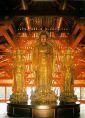 円形仏壇の雲座の上に建つ阿弥陀如来像と両脇侍の全体を写した写真
