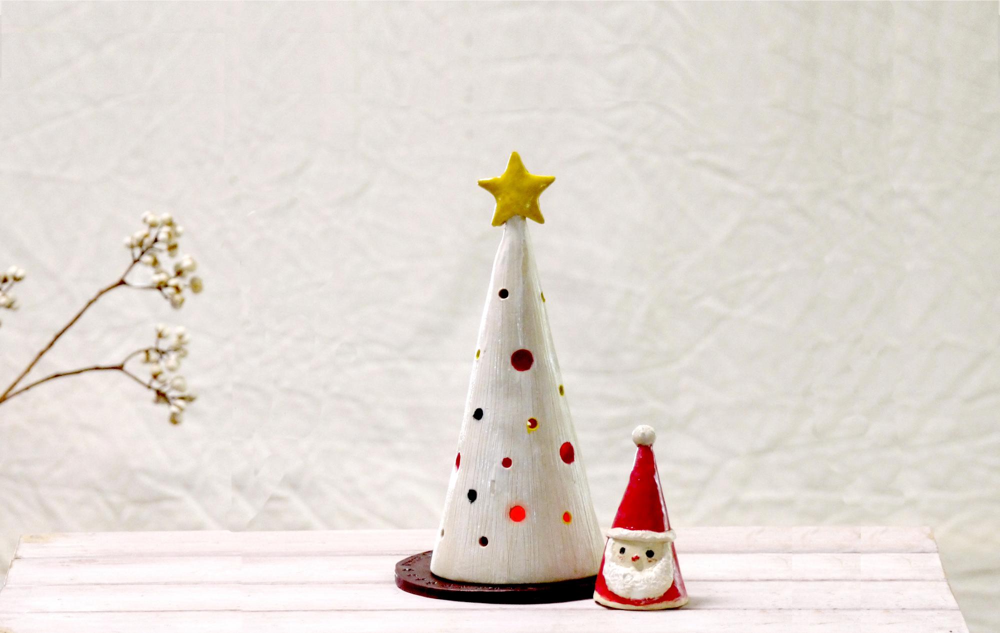 陶器のクリスマスツリーとサンタの画像