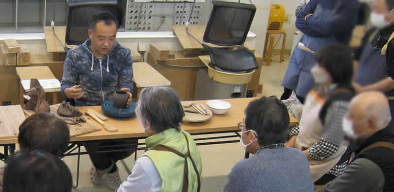 指導ボランティア技術磨き研修。講師の実演を見学する様子。