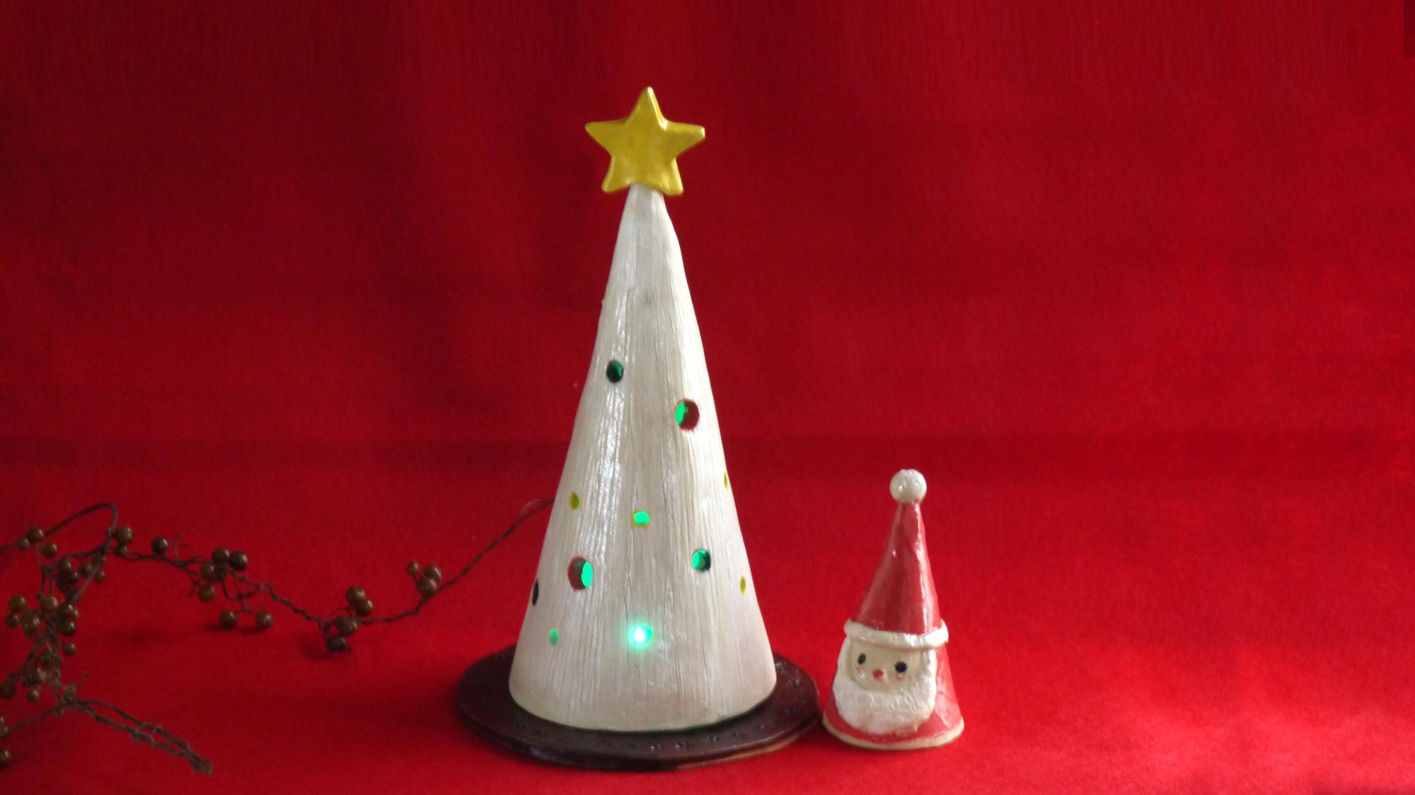 陶器のクリスマスツリーとサンタの画像