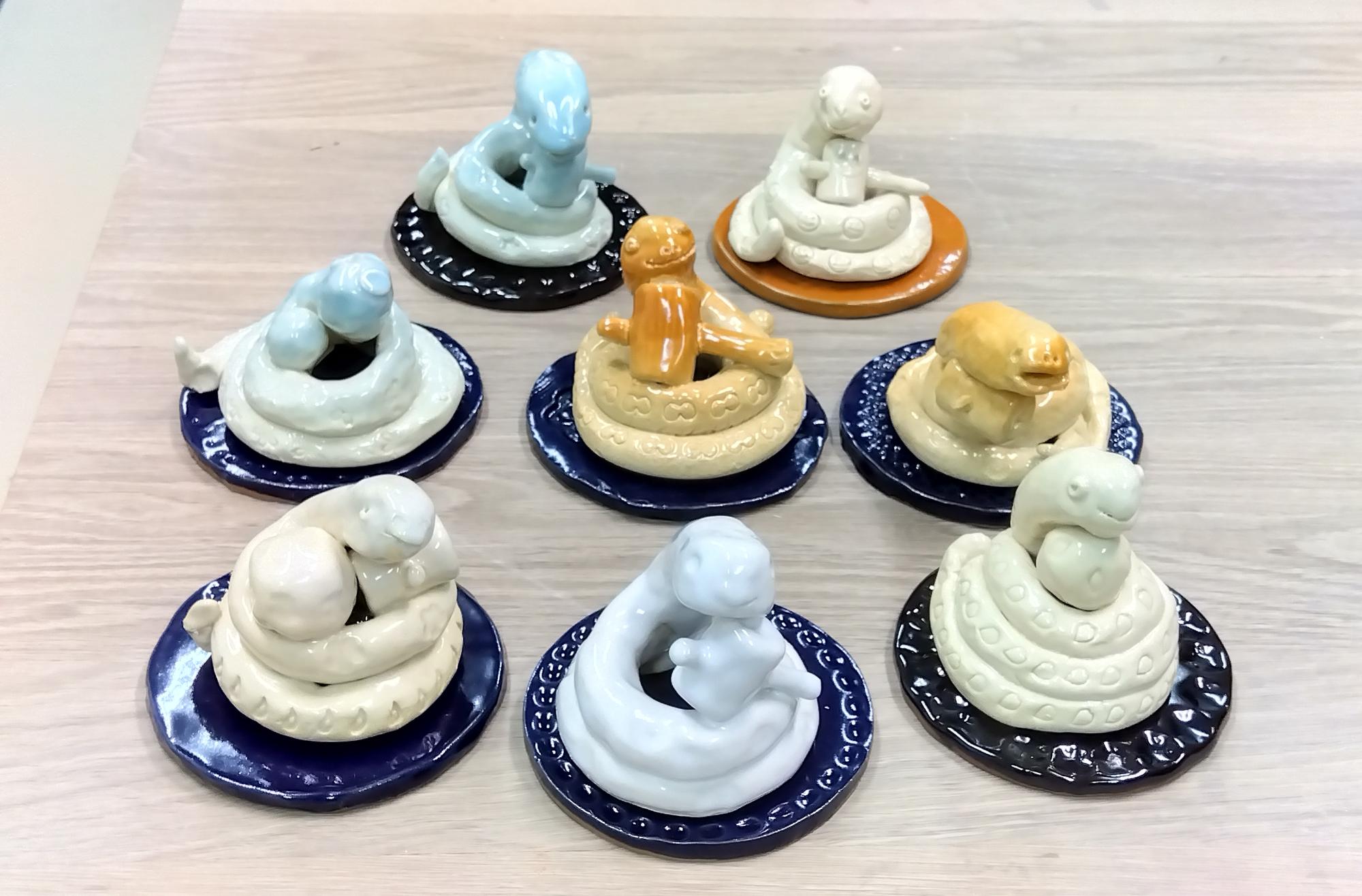 陶器で作った干支の置物へび