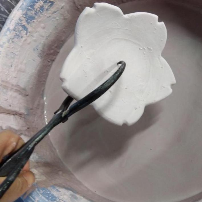 桜のお皿に釉薬をかける