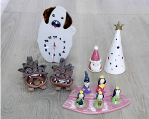 陶器の作品クリスマスツリー、お雛様など