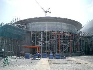 円筒形の建物の骨組みを組んでいる建設中の写真