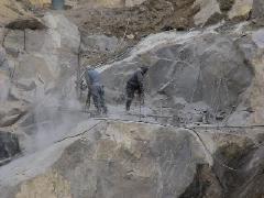 採石場に立つ2人の男性の写真
