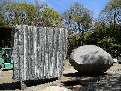 四角い板状の石と、ボール型の石の写真