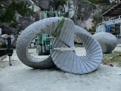 メビウスの輪のような形になったドーナツ状の岩の写真