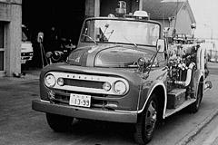 消防署に配備された初代の水槽付消防自動車の写真