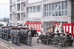 小野市消防本部で隊員たちが整列し新庁舎式典を開催している写真