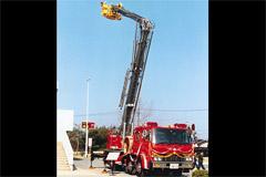 消防署に配備された屈折はしご付消防ポンプ自動車のはしごを展開している写真