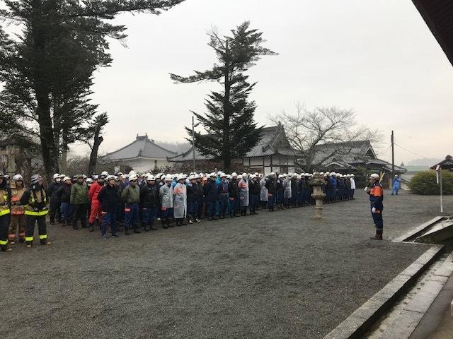 寺院の広場で並んで待機している団員たちで出発式を執り行っている写真