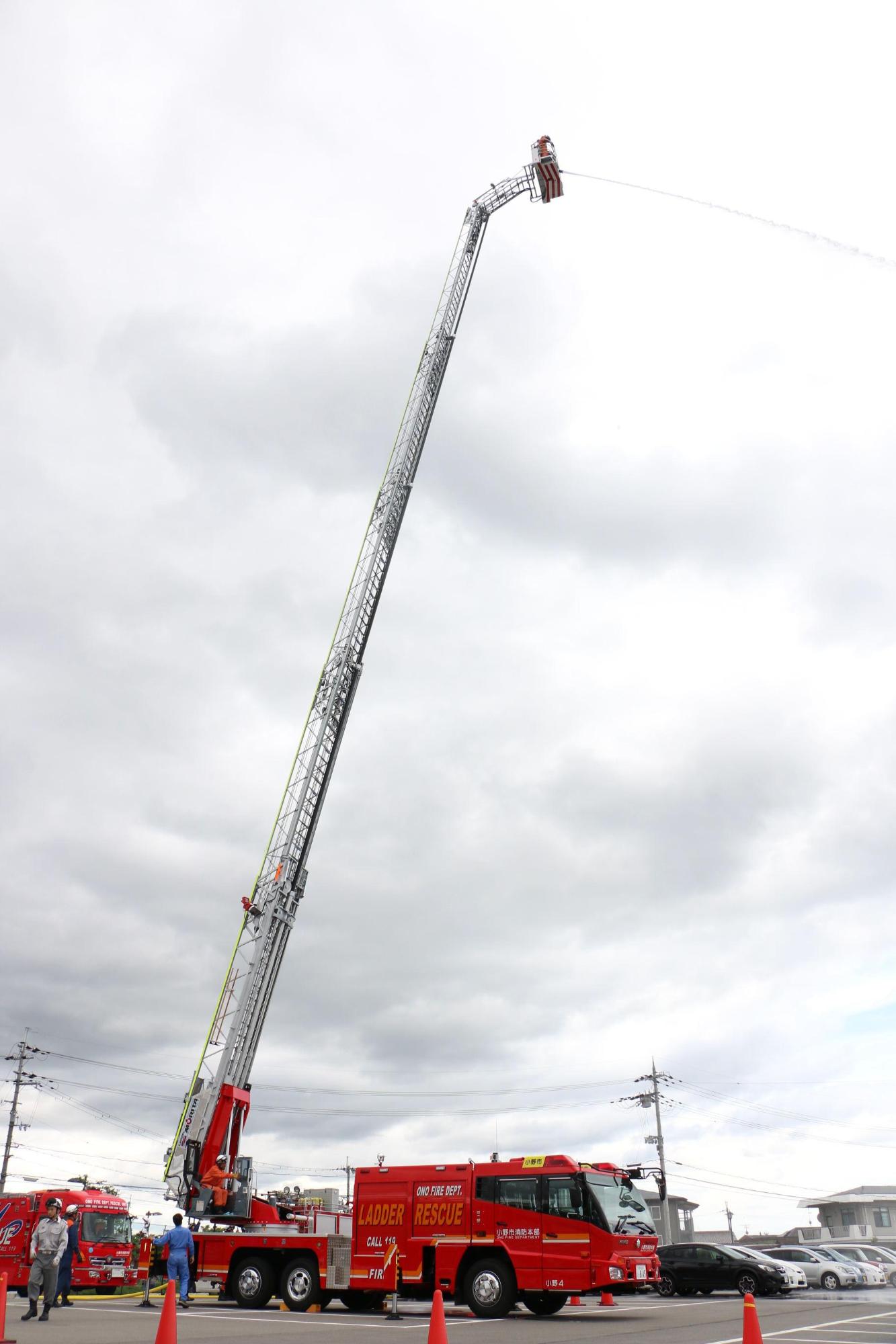 高さ最大35メートルまで上がったスノーケル大型消防車の写真