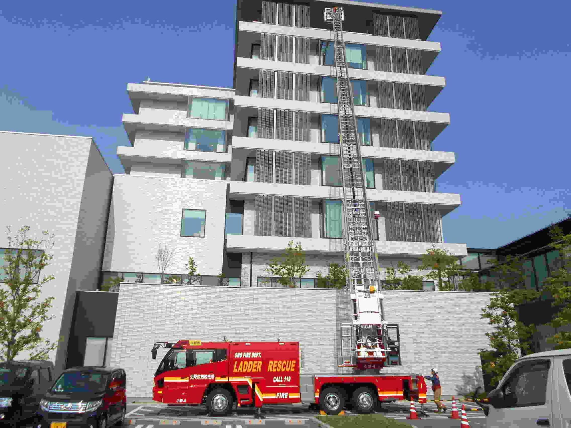 火災を想定し救助活動ではしごを伸ばす消防車の写真