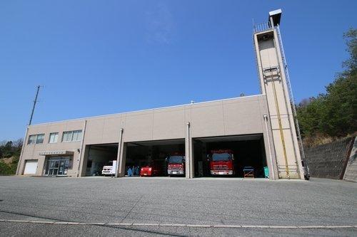 雲のない快晴の空の下にそびえ立つ小野市消防署南分署の写真