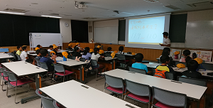 関西国際大学生による防災クイズ形式で聞いている生徒たちの写真