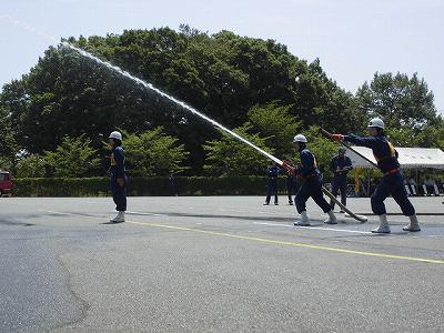 一人の消防隊員が放水作業をしている写真