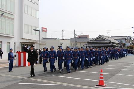 制服を着た人々が大勢行進している写真