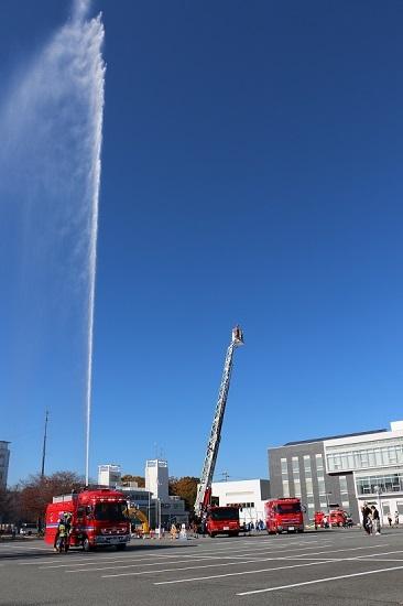 消防防災フェス2019で消防車が空高く垂直に放水している写真