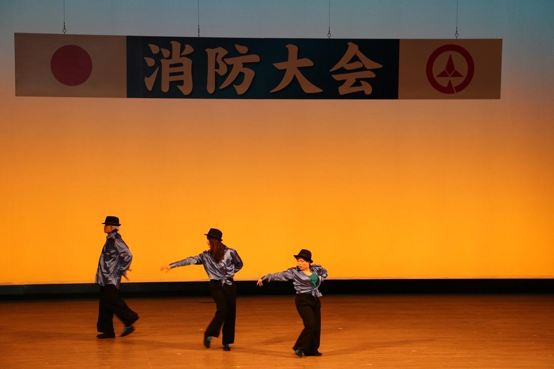 3人の大学生がダンスを披露している写真