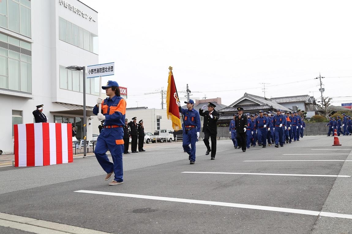 制服を着た消防関係者たちが行進している写真