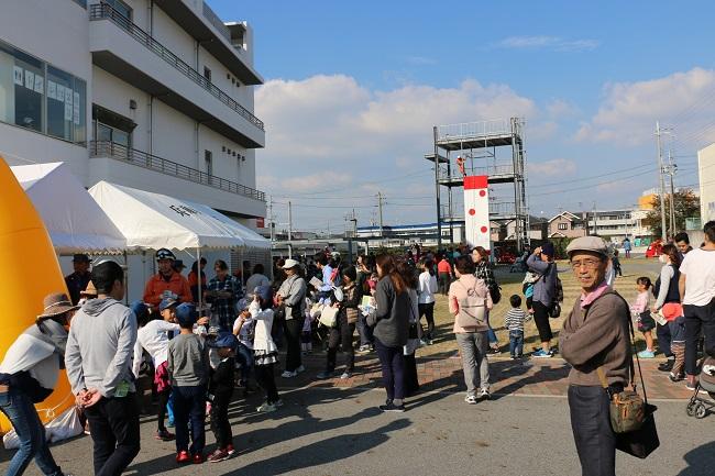 防災フェスの総合受付場所にたくさんの家族連れが集まっている写真